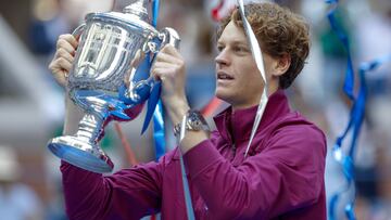 Jannik Sinner, con el trofeo de campeón del US Open.