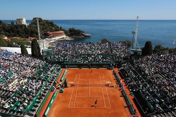 La pista central del Monte-Carlo Country Club, bautizada como Rainiero III, es un balcón privilegiado sobre el mar Mediterráneo y el exclusivo puerto monegasco. Un recinto exclusivo, que data de 1928 y afiliado a la federación del Principado y a la francesa, con una Casa Club de estilo Art Déco. El torneo es aún más antiguo, pues celebró su primera edición en 1897, aunque hasta 1969 no comenzaron a jugar los profesionales. Rafa Nadal tiene el récord de victorias, con 11 campeonatos, ocho de ellos seguidos.