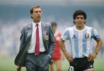 El campeón y subcampeón del mundo como entrenador de Argentina en el Mundial de México 1986 e Italia 1990, respectivamente, se graduó en medicina en la Universidad de Buenos Aires (UBA) en 1965 mientras era profesional del fútbol. Se especializó en ginecología. En 1976 el fútbol le alejó de su carrera médica. 