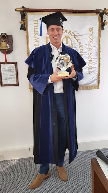 El máximo goleador en la historia del fútbol polaco, Robert Lewandowski, escribió su tesis sobre su propia carrera para graduarse en Educación Física. El delantero polaco realizó dicha tesis en la universidad en Varsovia, Polonia, el 9 de octubre de 2017.