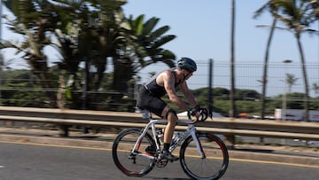 South African former Paralympic athlete Oscar Pistorius competes in a triathlon event, 12 years after murdering his girlfriend and a year after his release on parole, in the coastal city of Durban, South Africa, June 1, 2025. REUTERS/Michael Fragoeiro