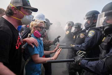 Manifestantes se enfrentan a la policía en la autopista 101, cerca del Centro de Detención Metropolitano del centro de Los Ángeles.