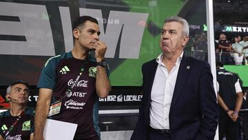 ARLINGTON, TEXAS - SEPTEMBER 10: Assistant head coach of Mexico Rafael Marquez and Head coach of Mexico Javier Aguirre speak prior to an international friendly match between Mexico and Canada at AT&T Stadium on September 10, 2024 in Arlington, Texas. Omar Vega/Getty Images/AFP (Photo by Omar Vega / GETTY IMAGES NORTH AMERICA / Getty Images via AFP)