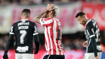 AMDEP8623. LA PLATA (ARGENTINA), 29/08/2023.- Eros Mancuso de Estudiantes se lamenta al perder en la serie de penaltis hoy, en un partido de los cuartos de final de la Copa Sudamericana entre Estudiantes y Corinthians en el estadio Jorge Luis Hirschi en La Plata (Argentina). EFE/ Demian Alday Estevez