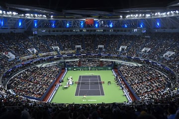 China entró con fuerza en el tenis con las ATP Finals, el Masters de final de temporada, en 2005. Y para mostrar su poderío construyó el Qi Zhong Stadium en Shanghái. Un recinto circular para 15.000 espectadores con una cubierta en forma de pétalos que cierra en tan sólo ocho minutos.