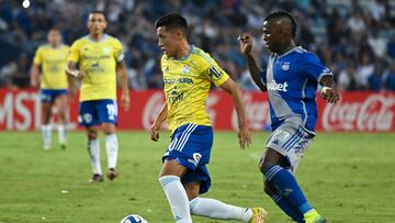 Sporting Cristal's forward Jostin Alarcon (L) and Emelec's forward Miler Bola�os (R) fight for the ball during the Copa Sudamericana round of 32 knockout play-offs second leg football match between Ecuador's Emelec and Peru's Sporting Cristal at the George Capwell stadium in Guayaquil, Ecuador, on July 19, 2023. (Photo by MARCOS PIN / AFP)