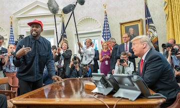 El artista estadounidense Kanye West anunció en febrero su intención de votar a Donald Trump. West fue invitado a una cena por Donald Trump en Mar-a-Lago.