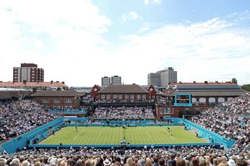 Queen's Club, el Club de la Reina en West Kensington fue construido en 1886 y se define como "un oasis de calma en el centro de Londres". Un recinto superexclusivo en el que desde 1920 y durante más de treinta años se llevaron a cabo los desafíos deportivos de rugby, fútbol y atletismo entre las universidades de Oxford y Cambridge. Ahora, el tenis es su estandarte con su ATP 500. Un torneo que comenzó en 1889 y es la antesala a Wimbledon.