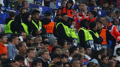 Un hincha muere tras caer desde la grada superior