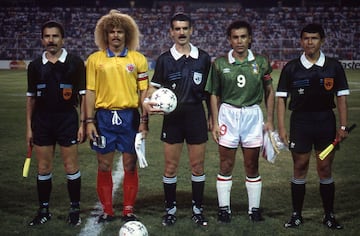 Foto de accion durante el partido Colombia 2-1 Mexico, correspondiente a la Fase de Grupos de la Copa America 1993, en el Estadio 9 de Mayo, Machala. en la foto: (i-d), Carlos Alberto VALDERRAMA Capitan de Colombia, Arbitro Jorge Nieves (Uruguay) y Hugo Sanchez de Mexico