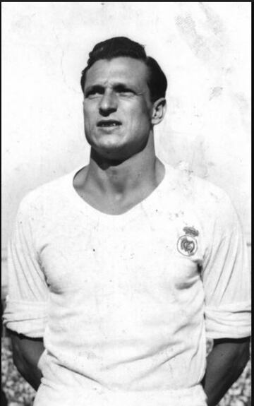 Fue uno de los primeros futbolistas españoles en tener un título universitario. Tras una carrera donde ganó títulos en el Atleti y en el Real Madrid, al retirarse se dedicó a puestos directivos en la Federación Valenciana y entre 1970 y 1975 presidió la Federación Española de Fútbol. El delantero español se licenció en Derecho y Ciencias Económicas por la Universidad de Deusto.