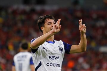 Oliver Torres de Monterrey celebra un gol con los Rayados.
