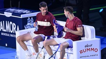 Horacio Zeballos y Marcel Granollers, en un descanso de un partido de las ATP Finals.