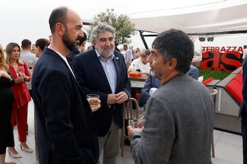 José Manuel Rodríguez Uribes, presidente del Consejo Superior de Deportes charlando con Jesús Mínguez, Redactor jefe de AS y Juan Gutiérrez, Subdirector del Diario AS.