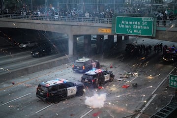 Una bomba aturdidora explota en la autopista 101, cerca del centro de detención metropolitano del centro de Los Ángeles.