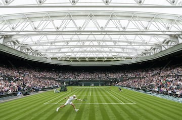 El All England Lawn Tennis & Croquet Club de Wimbledon, en Londres, es la Catedral del tenis. Y su Capilla Sixtina es la Centre Court, la pista central que sólo se utiliza durante las dos semanas que dura el tercer Grand Slam del año. Famoso es su 'Royal Box', el Palco Real al que sólo pueden acceder miembros de la familia real británica y otros distinguidos invitados. En 2009 se instaló un techo retráctil para poder seguir jugando con lluvia y su capacidad actual es de 15.000 personas. La pista actual, aunque con numerosas modificaciones, data de 1922. Durante la II Guerra Mundial cinco bombas impactaron sobre ella en octubre de 1940.