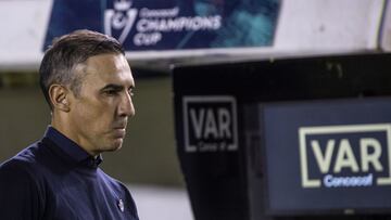 Vicente Sanchez head coach of Cruz Azul during the Quarter Finals first leg match between America and Cruz Azul as part of the CONCACAF Champions Cup 2025, at Ciudad de los Deportes Stadium on April 01, 2025 in Mexico City, Mexico.