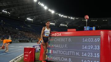 Bratrice Chebet, con el luminoso que pone su marca de Roma.