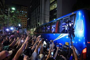 El autobús del Inter Miami a su llegada al hotel en Lima rodeado de fanáticos.