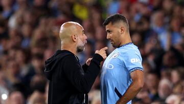 Rodri, vuelve a jugar un partido oficial ocho meses después de romperse el cruzado. En la imagen con Pep Guardiola momentos antes de saltar al terreno de juego.