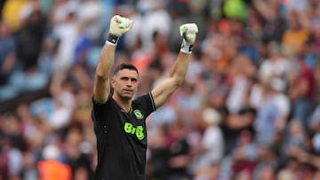 Soccer Football - Premier League - Aston Villa v Everton - Villa Park, Birmingham, Britain - August 20, 2023 Aston Villa's Emiliano Martinez celebrates after Leon Bailey scores their third goal REUTERS/Chris Radburn EDITORIAL USE ONLY. No use with unauthorized audio, video, data, fixture lists, club/league logos or 'live' services. Online in-match use limited to 75 images, no video emulation. No use in betting, games or single club /league/player publications. Please contact your account representative for further details.